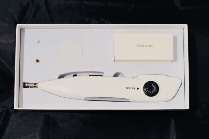 Elektro-akupunktúrny prístroj na vyhľadávanie a ošetrovanie akupunktúrnych bodov